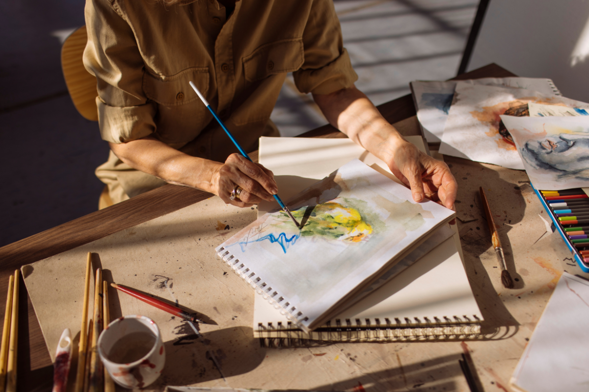 Persona pintando en su rincón creativo