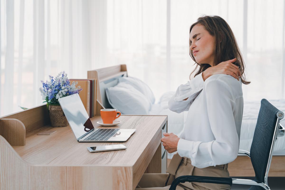 Mujer trabajando con dolor de espalda